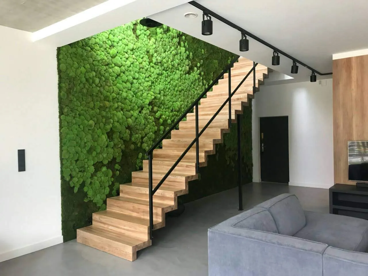 zielona ściana z mchu stabilizowanego przy schodach w nowoczesnym wnętrzu