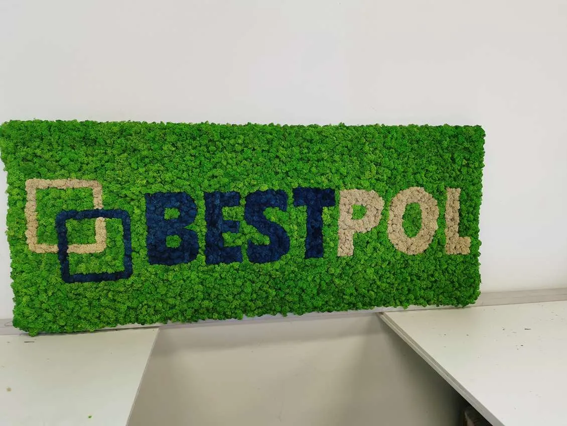 Logo BestPol wykonane z mchu stabilizowanego