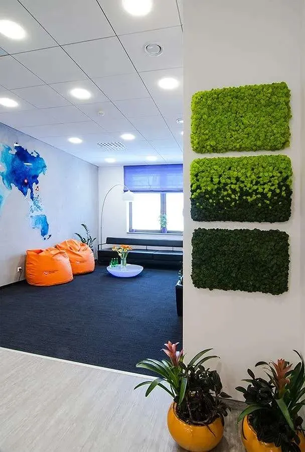 Obrazy z chrobotka reniferowego na ścianie w biurze