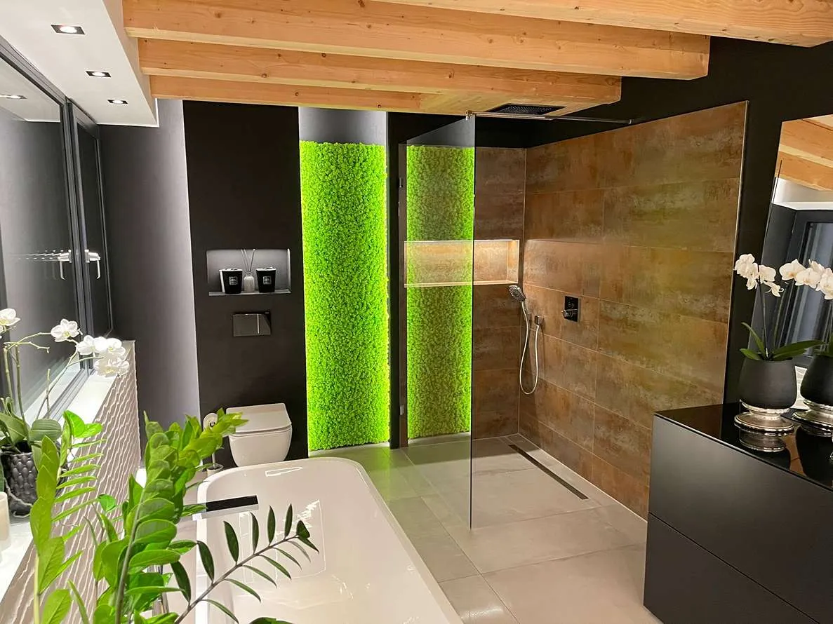 Zielona ściana z chrobotka reniferowego w łazience