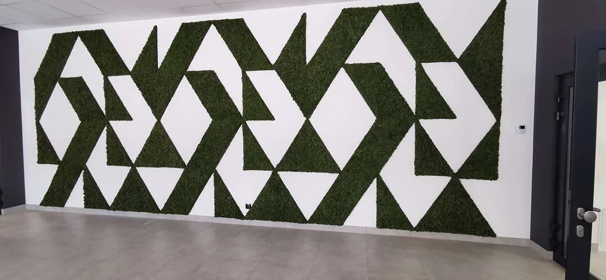 Geometryczna zielona ściana z mchu w biurze
