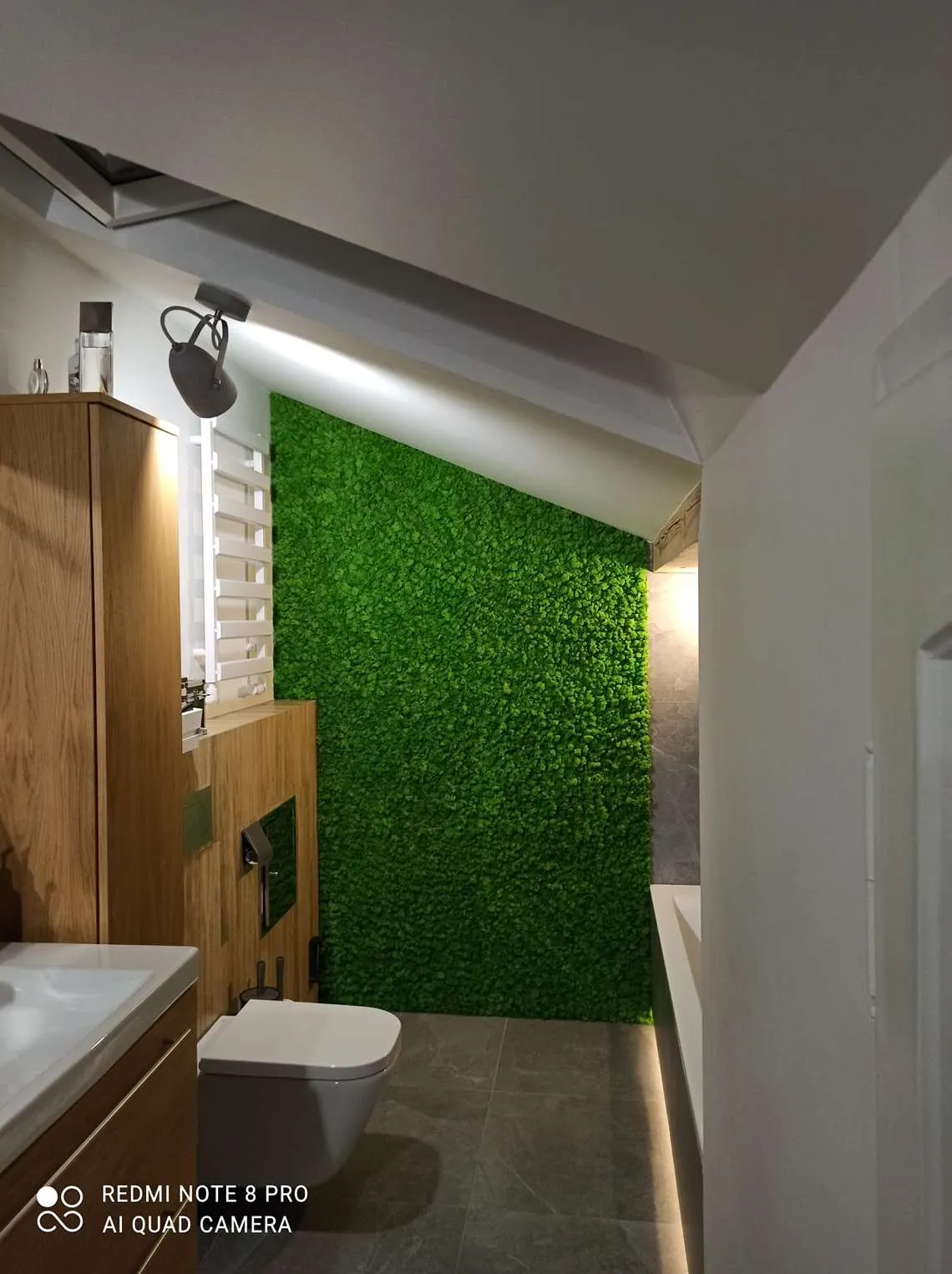 Zielona ściana z mchu w łazience