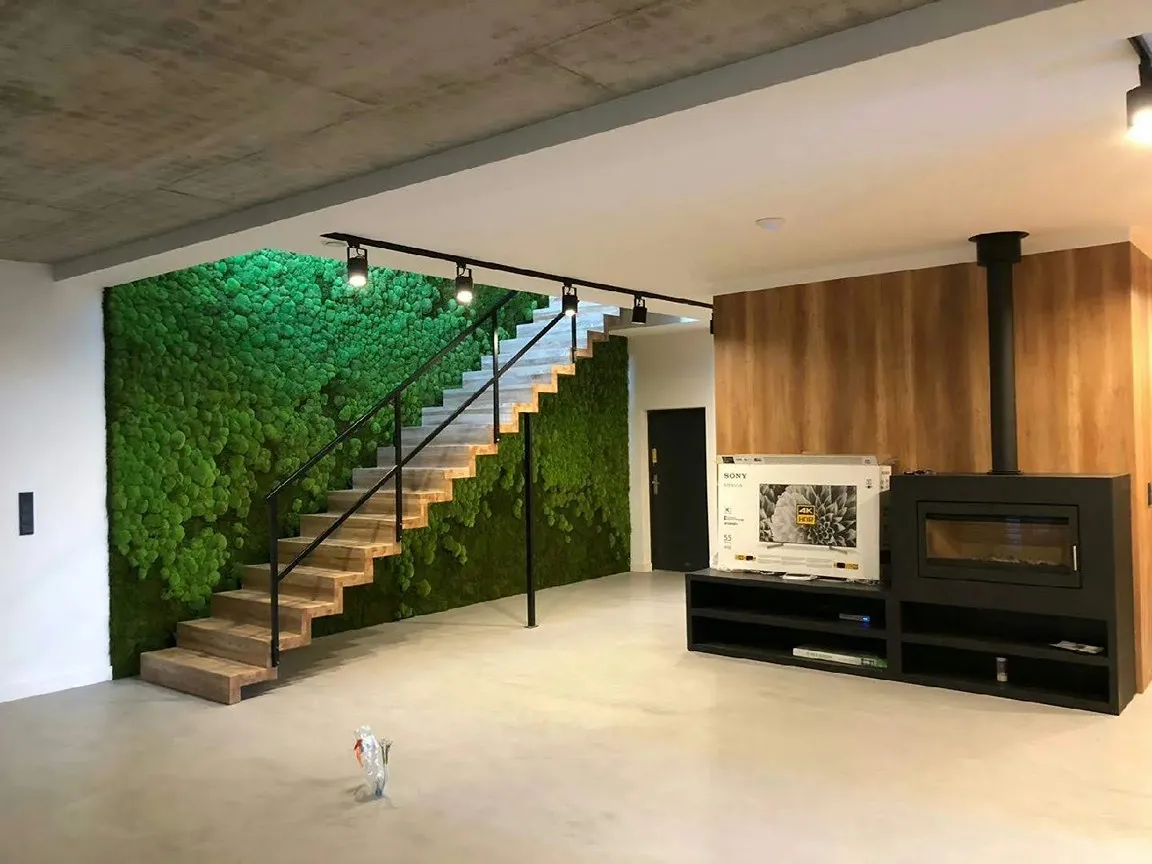 Zielona ściana z mchu poduszkowego pod schodami