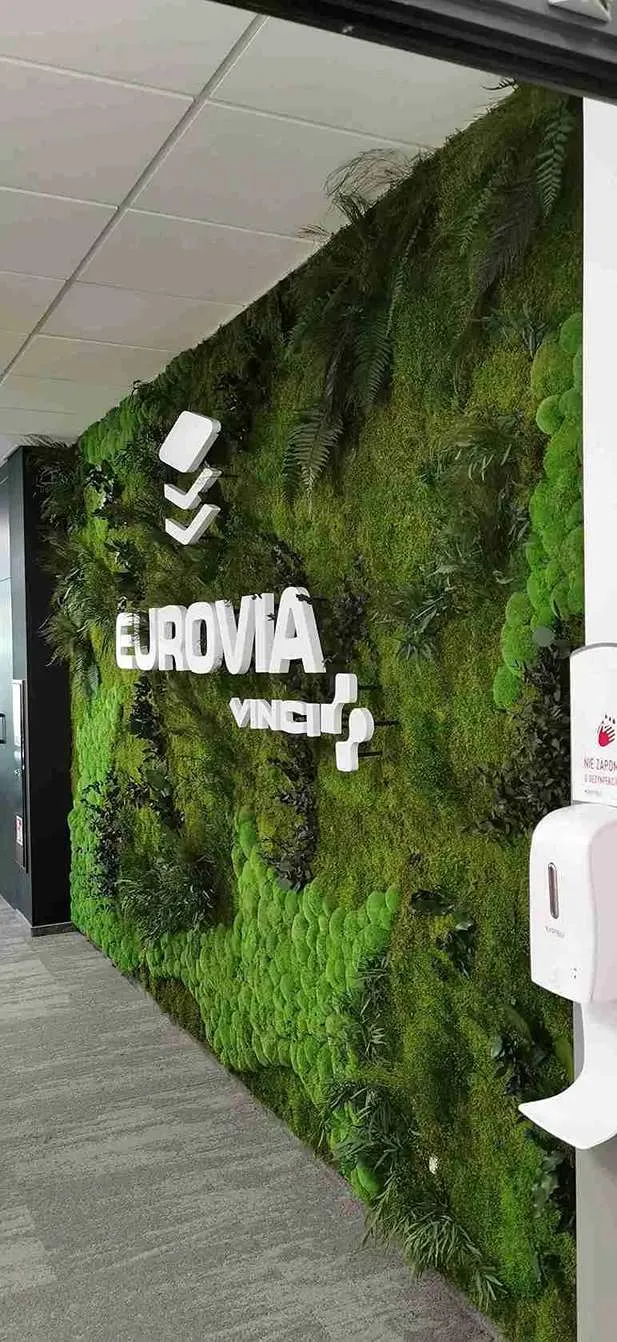 Zielona ściana z mchu z logotypem firmy Eurovia