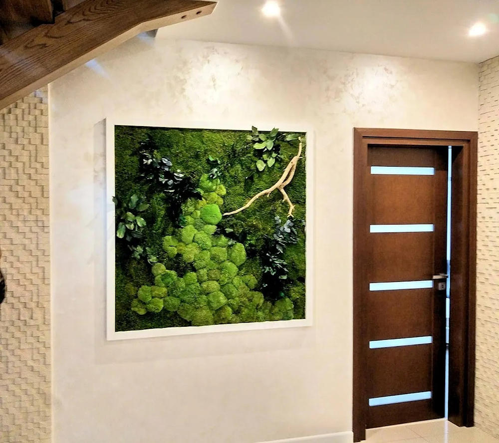 zieleń w mieszkaniu – obraz z mchu leśnego i roślin stabilizowanych w holu