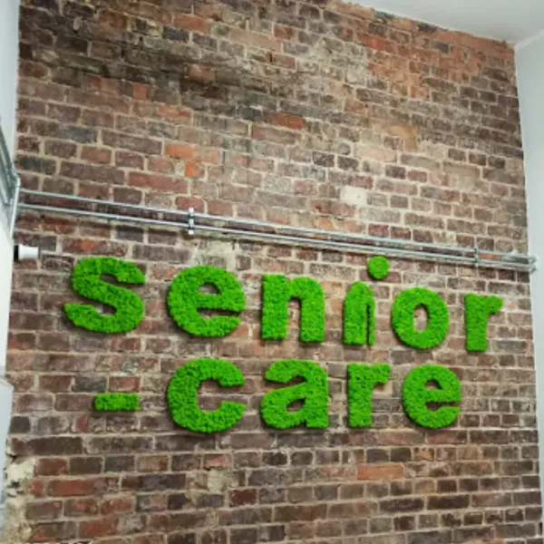 Napis i logo z chrobotka reniferowego na ścianie – realizacja