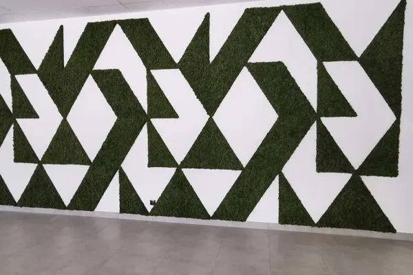 Geometryczna zielona ściana z mchu w biurze