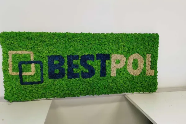 Logo BestPol wykonane z mchu stabilizowanego