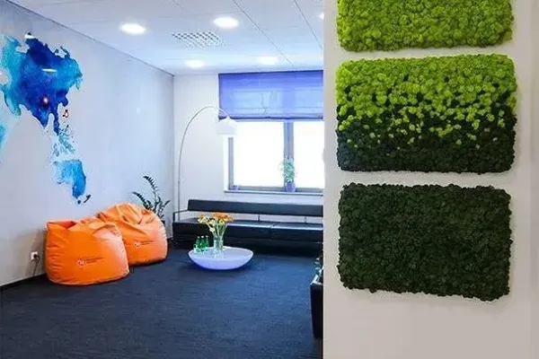 Obrazy z chrobotka reniferowego na ścianie w biurze