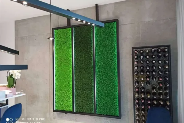 Tryptyk z mchu stabilizowanego w metalowych ramach