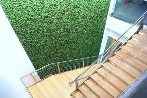 Zielona ściana z chrobotka reniferowego na klatce schodowej