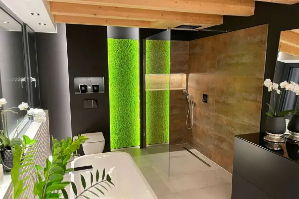 Zielona ściana z chrobotka reniferowego w łazience