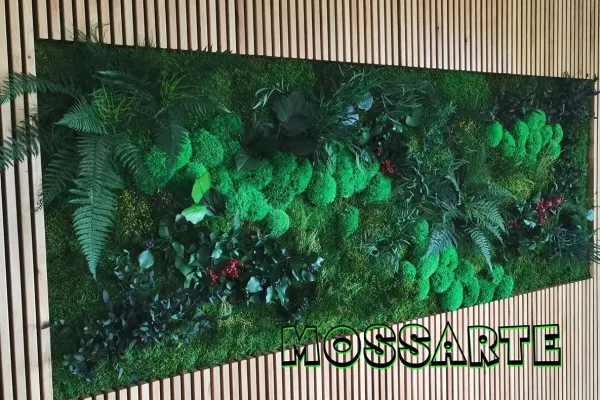 Zielona ściana z mchu i roślin stabilizowanych w ścianie z lamelami