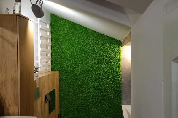 Zielona ściana z mchu w łazience