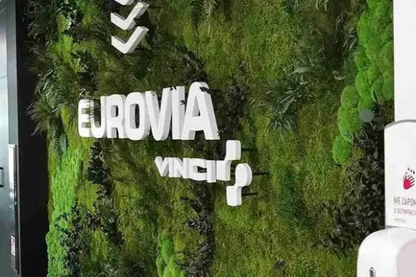 Zielona ściana z mchu z logotypem firmy Eurovia